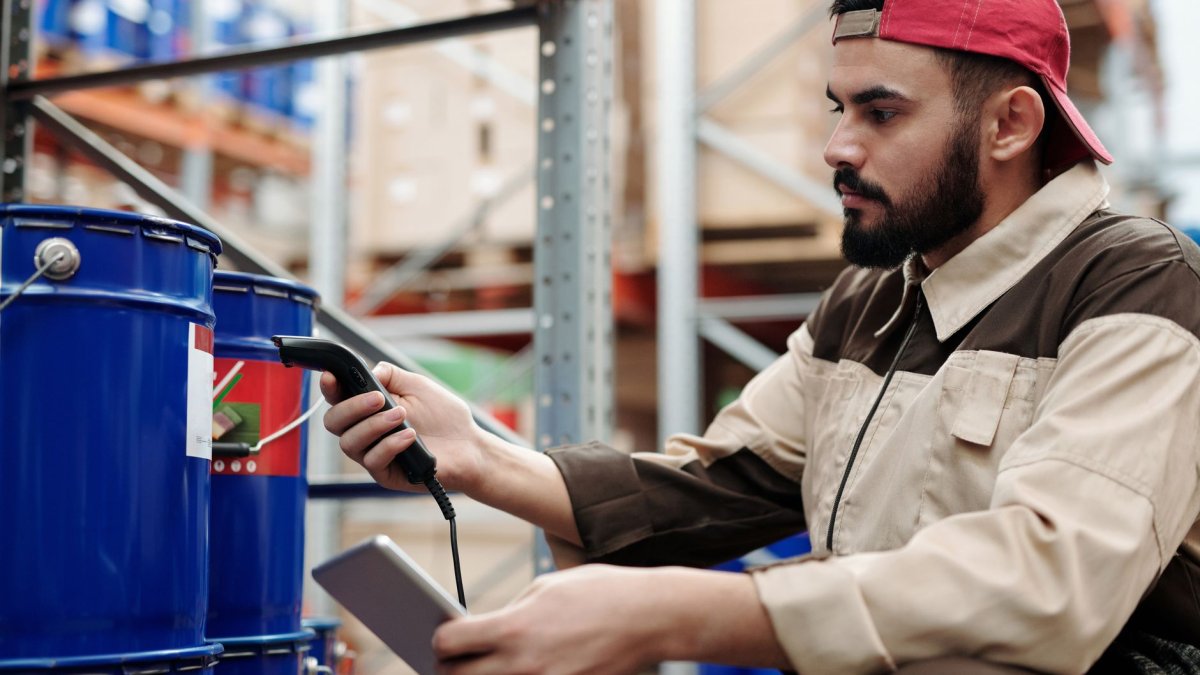 warehouse cargo scanning process