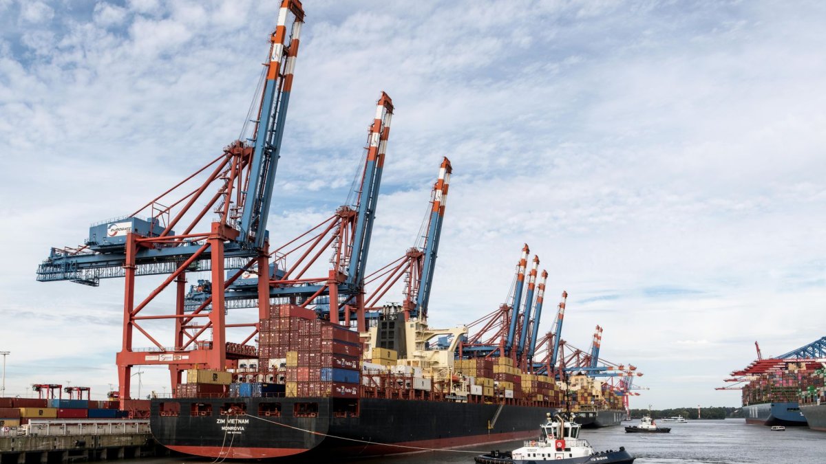 busy international shipping port